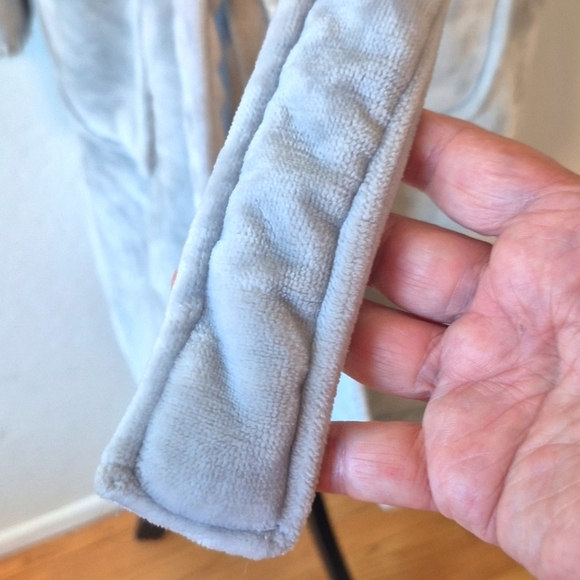 Pottery Barn Gray Robe w/ White Stitching No Tag Size S/M Gently Loved - Picture 4 of 12